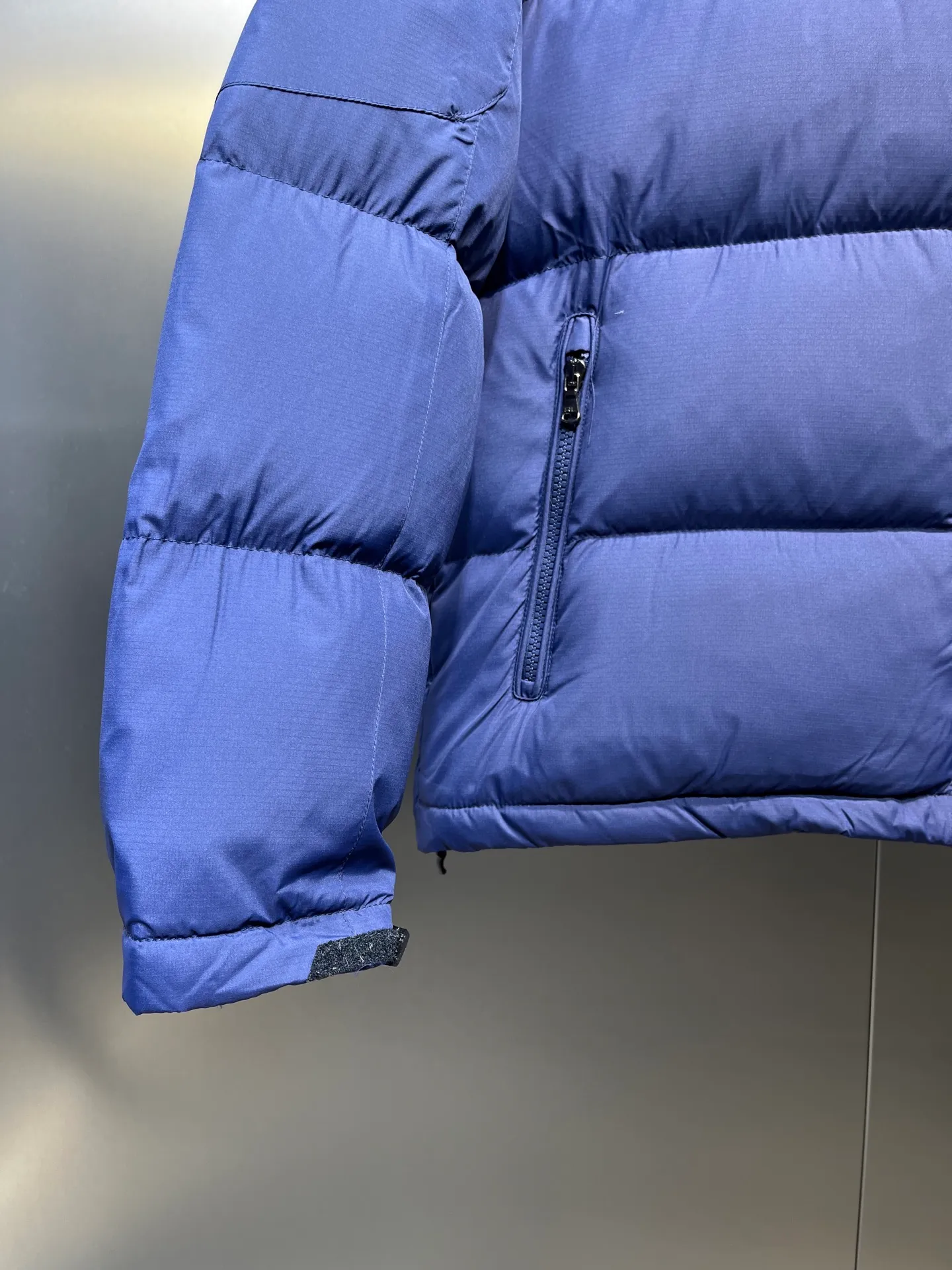 P980 Ralph Lauren polo unisex matte down jacket. Ralph is going crazy this year. The upper body fabric of major internet celebrities has a double-layer shin feel, which is full of weight! It's not as heavy as a regular jacket, and the ordinary cotton material feels really different. This one is super comfortable, soft and stylish, and has a green plaid interior that has a retro movie fashion feel! ✅Original custom-made 40D plaid four-level waterproof fabric, waterproof and anti-static fabric, exclusively using the original single-layer fabric method. The use of single-layer fabric has tested that the fabric and down must meet the standards to prevent velvet running, and ensure the feel and bulkiness. The interior is made of nylon double-layer sealing design, which will not cause any velvet running phenomenon. The adjustable hem with built-in drawstring buckle can prevent wind and cold. ✅ Silhouette jacket The upper body shape is super good, and the LOGO design on the chest is prominent. It is a style highly recommended by foreign bloggers. ✅Original original data layout, coordinated, loose, warm, fashionable, real original internal data, tolerant version. ✅Imported Behringer embroidery machine, custom-made 10,000-needle electric embroidery, using imported No. 7 needles, imported embroidery thread, ensuring that each word is full, three-dimensional and clear, and can be called the most expensive embroidery logo. ✅It is filled with national standard 80% white duck down, which has better thermal insulation performance, is light and not heavy, and has good fluff recovery after compression! ✅RDS certified high-quality 700 high fluffy white duck down filling ✅The zipper is customized from the Yoshida RL factory, with clear engravings and perfect and smooth texture ✅Accessories and buttons are all developed using the original version The fit is loose but not baggy. The size is just right and not picky. The dropped shoulder design modifies the shoulders without making them look bulky. This silhouette is a style that will never go out of style. The upper body is also very durable and recognizable. The loose and reasonable fit can be worn by both men and women. It is easy to create a clean and refreshing youthful look. Size: S M L XL XXL
